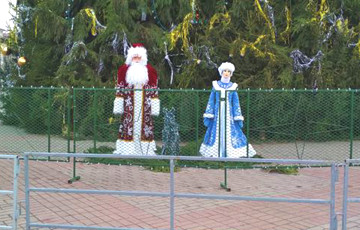 Вокруг новогодней елки в Бобруйске установили два ограждения