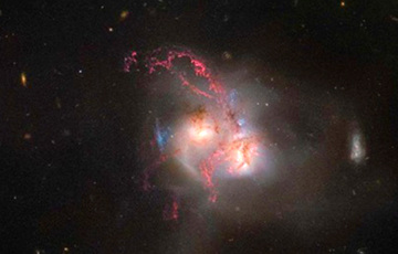 NASA выявіла зліццё двух галактык