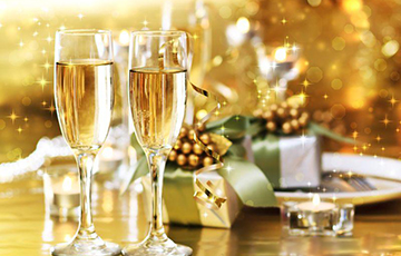 Диетолог: Шампанское на Новый год лучше не закусывать, а запивать