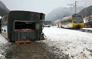 Видеофакт: В Швейцарии сдуло ветром поезд