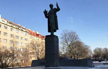 В Праге облили краской памятник советскому маршалу Коневу