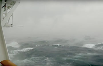 Циклон-бомба: пассажир лайнера опубликовал видео мощного шторма