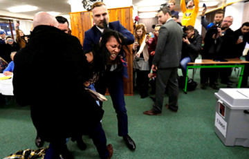 Видеофакт: Активистка Femen напала на президента Чехии на избирательном участке