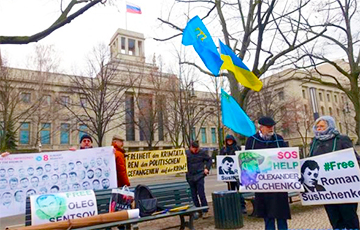 В Берлине перед посольством РФ прошла акция в поддержку крымских татар