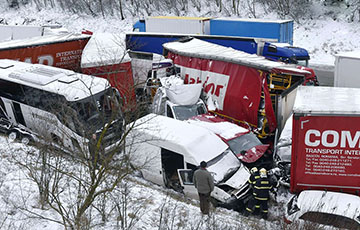 Из-за сильного снегопада в Чехии столкнулись 40 машин