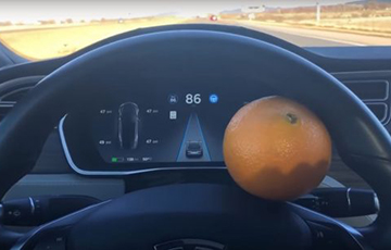 Амерыканец абхітрыў Tesla з дапамогай апельсіна