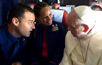 Папа Францішак абвянчаў на борце самалёта сцюардэсу і бортправадніка