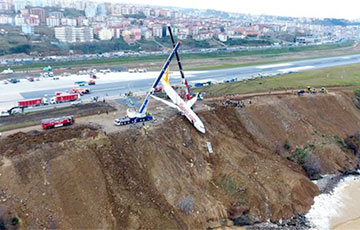 Фотофакт: В Турции с помощью кранов вытащили зависший над обрывом Boeing