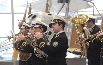 Военные оркестры сыграли в городах Украины в память о киборгах