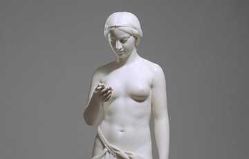 Найдена мраморная статуя 19 века с «iPhone» в руке