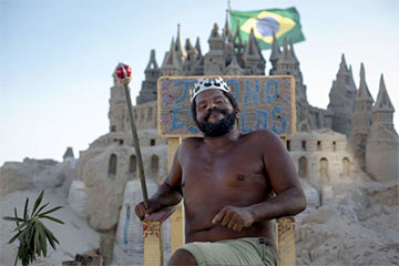 Бразилец построил себе песчаный замок на пляже и живет там 22 года