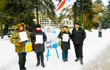 BCD Activists: People Read About Charter-97 At Picket And Say "Long Live Belarus!"