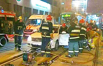 У Менску на вуліцы Якуба Коласа трамвай сутыкнуўся з Nissan