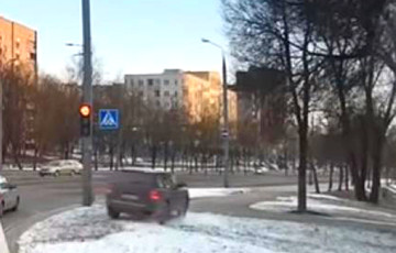 В Гродно Porsche на российских номерах объехал светофор по газону