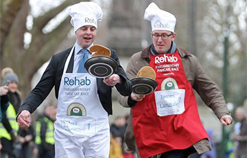 В Лондоне прошел забег политиков со сковородками
