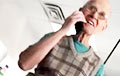 Видеофакт: Мужчина впервые использовал мобильный телефон в 80 лет