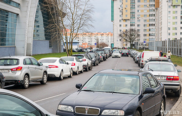 Как борются за места на дворовых парковках в Минске