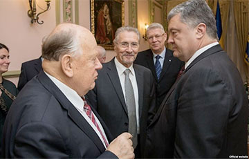 Photo Fact: Stanislau Shushkevich Meets with the President of Ukraine