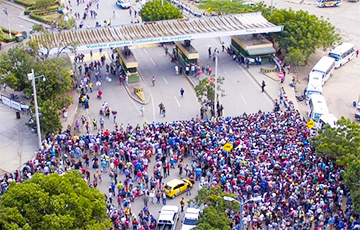 Фотофакт: Тысячи людей бегут из Венесуэлы