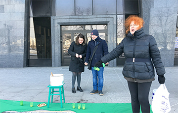 "Giving Apple-Sauce To People": Activists Held Picket Outside Ministry Of Information