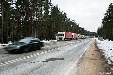 Як кіроўцы ў холад стаяць у чарзе на мяжы з Літвой