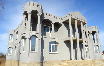 Под Минском продают дом в стиле «Тысяча и одна ночь»