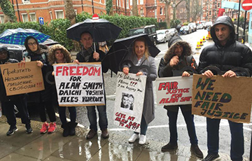В Лондоне пикетировали белорусское посольство