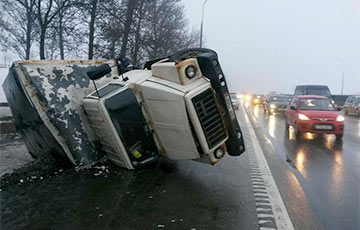 Фотофакт: На МКАД опрокинулся грузовик