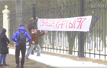 Актывіста аштрафавалі за банер у падтрымку «Хартыі-97»