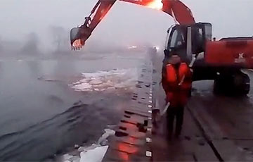 Видеофакт: Льдина едва не снесла понтонный мост на Припяти
