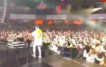 Украинский исполнитель Монатик упал со сцены во время выступления в Минске