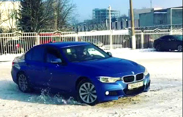Відэафакт: Малады кіроўца BMW дрыфтуе на паркоўцы ля менскага ДАІ