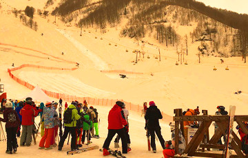 Видеофакт: На горнолыжном курорте в Сочи со снегом выпал песок