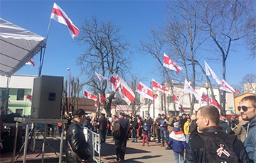 Сотні берасцейцаў святкуюць Дзень Волі ў цэнтры горада