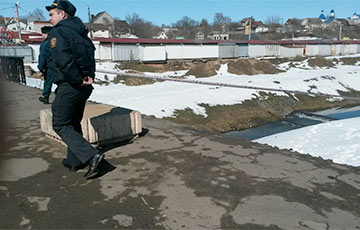 В Могилеве рухнули перила моста через реку