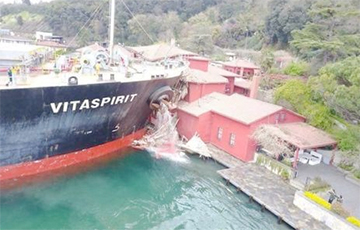 В исторический особняк в Стамбуле врезался танкер