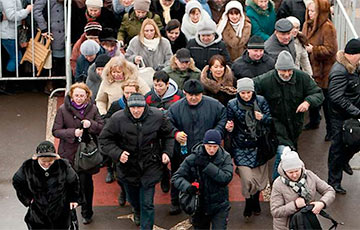 Фотофакт: В Могилеве выстроилась огромная очередь за дешевой одеждой