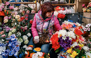 Как выглядит торговля искусственными цветами на Радуницу