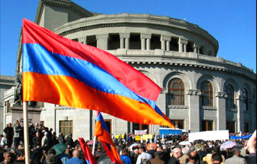 В Ереване проходит многотысячное шествие оппозиции