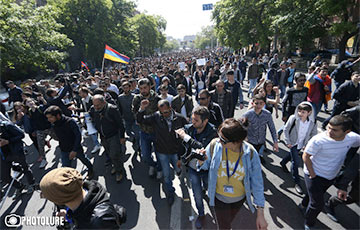 Демонстранты в Ереване: «Саргсян будет смотреть на мир через колючую проволоку»