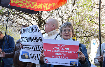 'Hands Off!': Activists In Kyiv Support Belarusian Independent Trade Union REP
