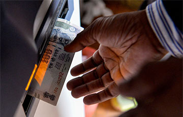Індыйцы масава здымаюць валюту ў банкаматах
