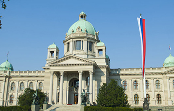 В парламенте Сербии растоптали государственный флаг Хорватии