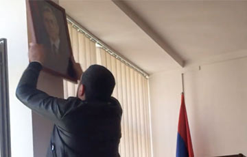Видеофакт: Активист выкидывает портрет Саргсяна в полицейском участке Еревана