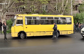 В Ереване водитель отказался помогать полиции и бросил автобус с задержанными