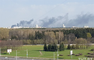 Черный дым над Зеленым Лугом в Минске