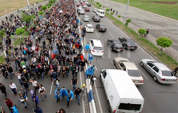 Автомобилисты подключились к протестам в Армении
