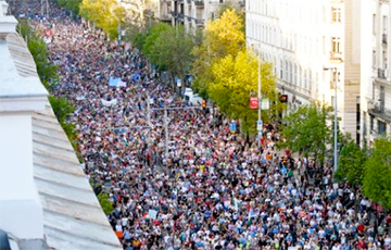 Десятки тысяч венгров вышли на акцию против контроля Орбана над СМИ