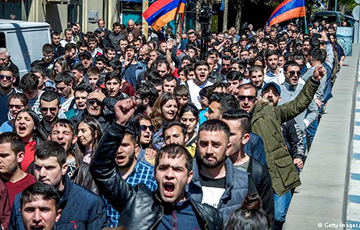 Сильные кадры: на митинг в центре Еревана вышли 200 тысяч человек