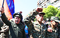 Видеофакт: Солдаты миротворческой бригады выбегают из части и присоединяются к протестам в Ереване